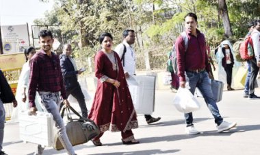 मतदान दल रवाना