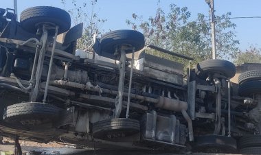 गाय को बचाने एथेनॉल से भरा ट्रक पलटा:प्वाइंट नीमन तिराहे पर हादसा, SDRF टीम मौके पर पहुंची; यातायात डायवर्ट