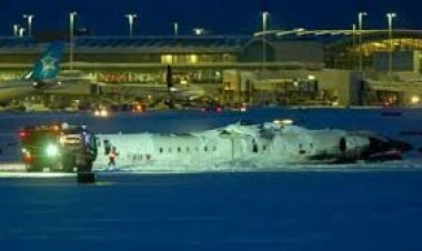 कनाडाः टोरंटो में लैंडिंग के दौरान पलट गया प्लेन, कई ज़ख़्मी