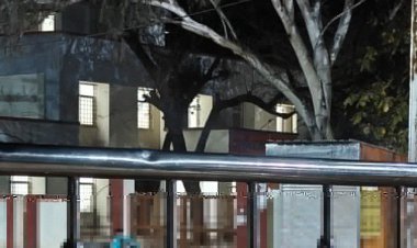 छात्रावास के बच्चे देर रात सड़कों पर घूमते मिले:उमरिया के चंदिया छात्रावास का गेट भी खुला था; सहायक आयुक्त ने कार्रवाई के दिए आदेश