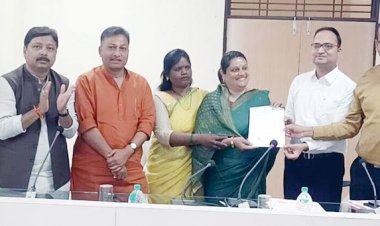 भाजपा समर्थित दिव्या और पायल को जिपं सदस्य का निर्वाचन प्रमाणपत्र