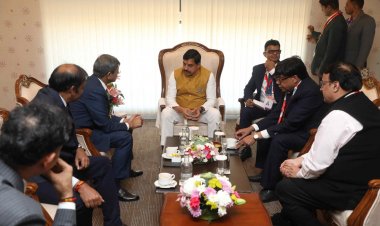 मुख्यमंत्री डॉ. यादव ने ऑटो एक्स-पो में उद्यमियों और स्टार्ट-अप से जुड़े युवाओं से की भेंट