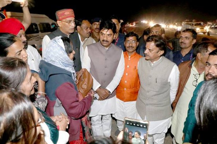 उप मुख्यमंत्री शुक्ल ने रीवा बायपास पर प्रयागराज महाकुंभ के श्रद्धालुओं से की भेंट