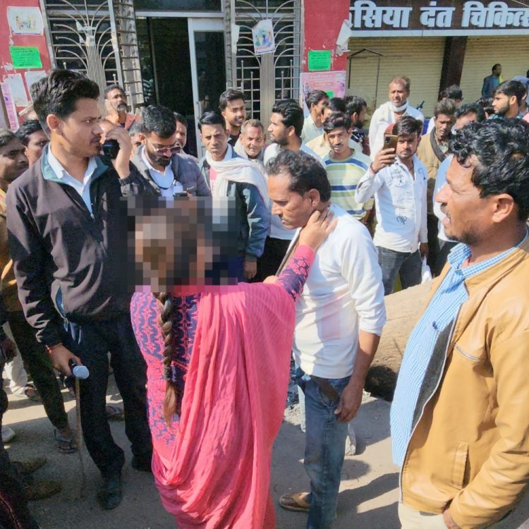छतरपुर में छेड़छाड़ से परेशान महिला ने की पिटाई:छत्रसाल चौराहे पर आरोपी को डंडे से पीटा; पुलिस ने दोनों को हिरासत में लिया