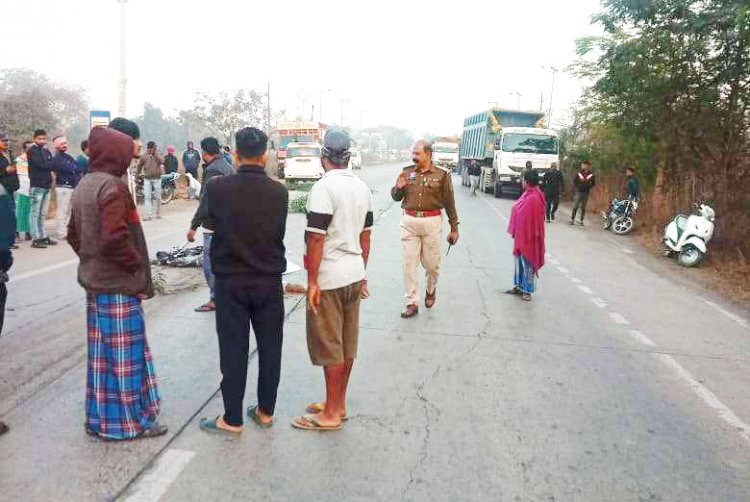 ट्रेलर ने बाईक सवार दो युवकों को कुचला, आरोपी चालक फरार