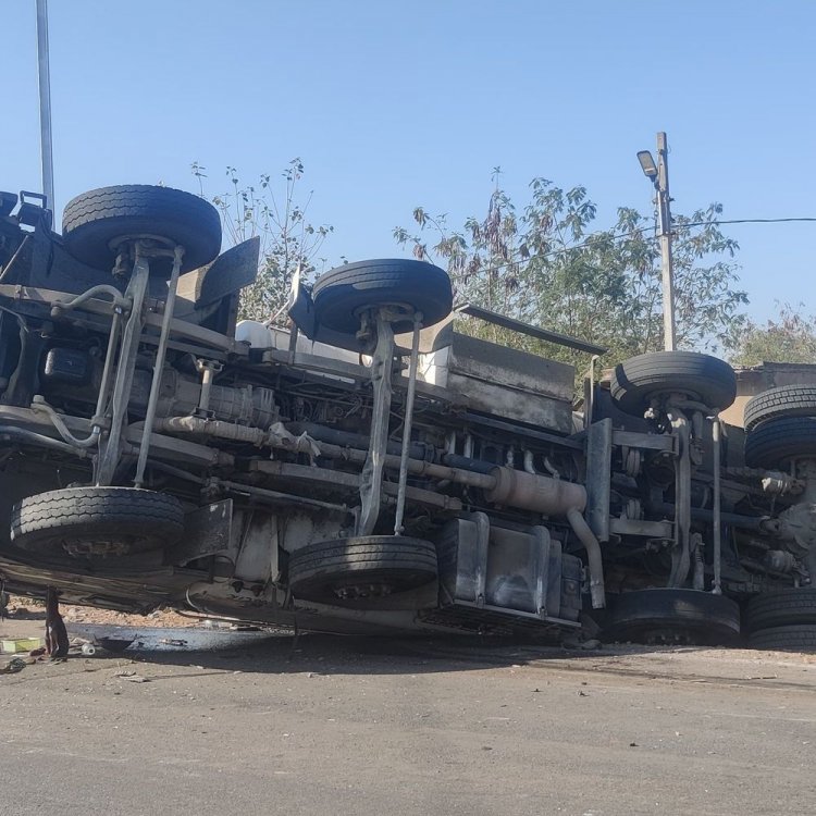 गाय को बचाने एथेनॉल से भरा ट्रक पलटा:प्वाइंट नीमन तिराहे पर हादसा, SDRF टीम मौके पर पहुंची; यातायात डायवर्ट