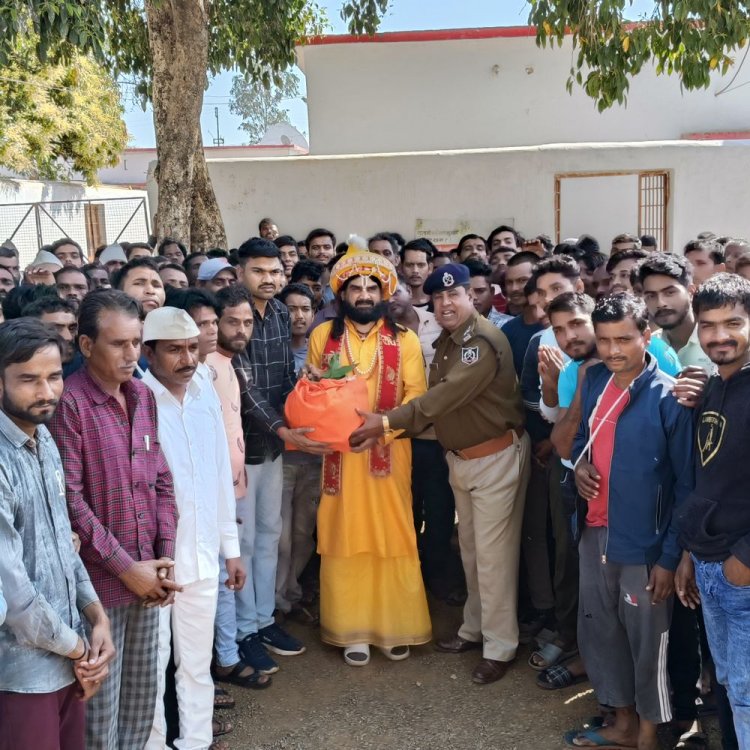 कैदियों को मिला गंगा स्नान का पुण्य:अशोकनगर जेल में गंगाजल लेकर पहुंचे देव मुरारी बापू; मंत्रोच्चार के साथ किया बंदियों पर छिड़काव