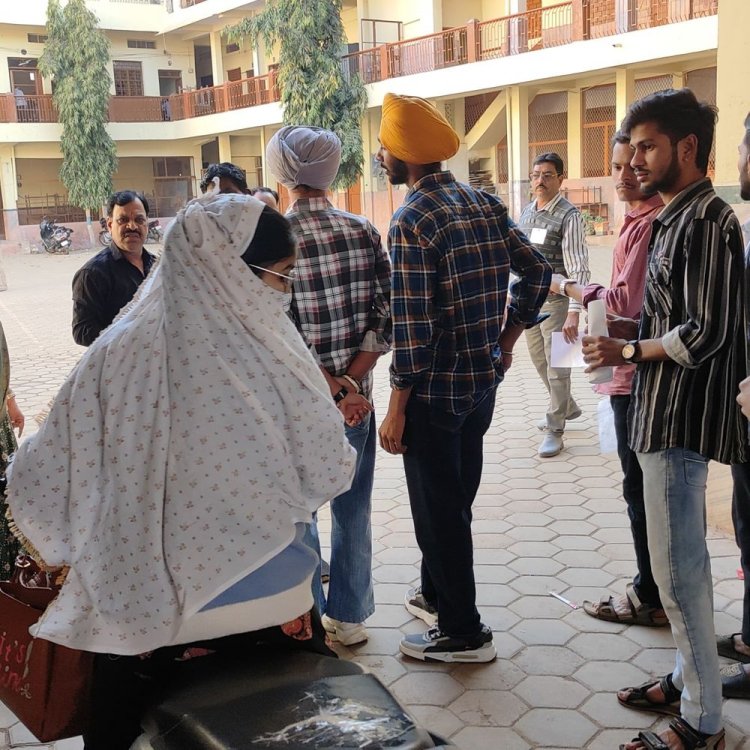 अशोकनगर में एमपी बोर्ड की 12वीं की परीक्षा शुरू:35 केंद्रों पर 7 हजार से ज्यादा छात्र दे रहे एग्जाम; पुलिस बल तैनात