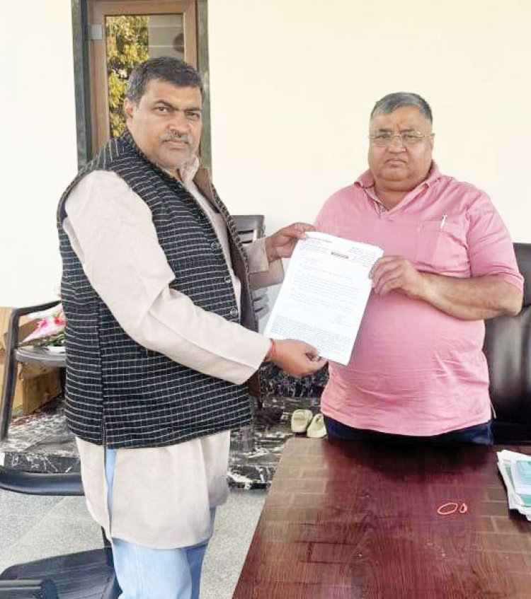 लखनपुर नवीन कॉलेज में एमए और प्राइवेट परीक्षा केंद्र संचालित करने ज्ञापन