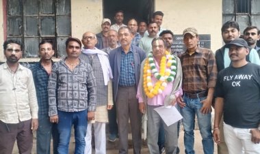 सेवानिवृत्त होने पर दी भावभीनी विदाई