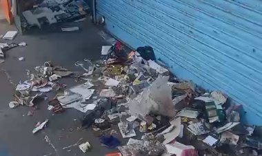 स्वच्छता में लापरवाही पर नगरपालिका का एक्शन:दमोह में दुकानों के सामने फिकवाया कचरा, दुकानदारों ने खुद साफ किया।