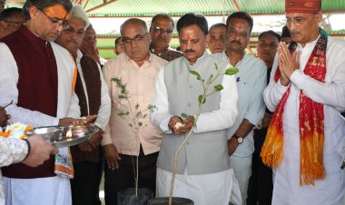 उप मुख्यमंत्री शुक्ल ने लक्ष्मणबाग गौ-शाला परिसर रीवा में कृष्णवट वृक्ष व भोजपत्र वृक्ष का किया रोपण