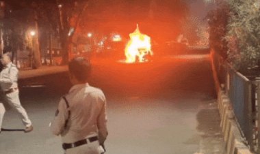 कटनी में चलती कार में अचानक लगी आग, जलकर राख:चेकिंग पॉइंट पर धुआं देख ड्राइवर समेत तीन लोगों ने भागकर बचाई जान