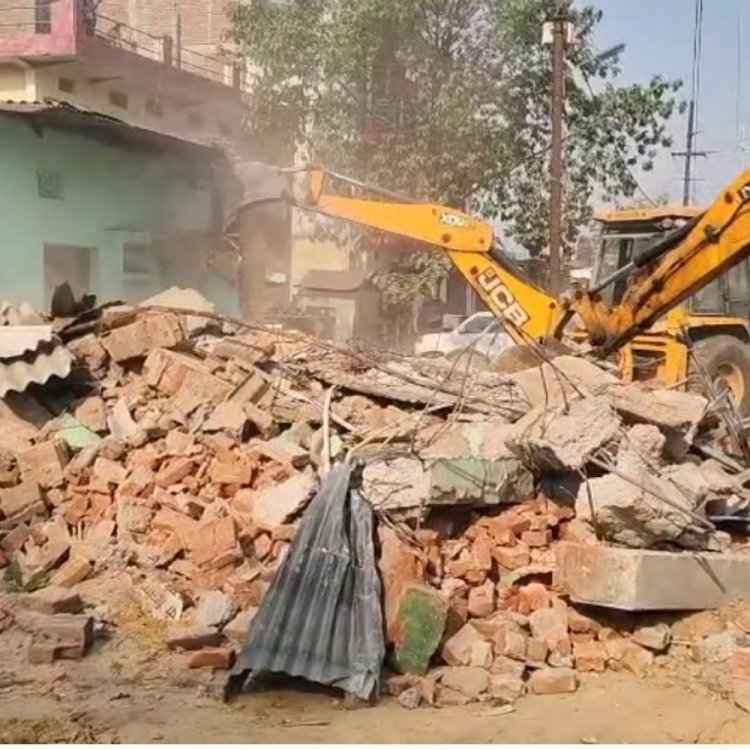 सिंगरौली नगर निगम ने जमीन से हटाए 6 अवैध मकान:कमिश्नर डीके शर्मा बोले- अवैध कब्जाधारियों के नोटिस का जवाब न देने पर हुई कार्रवाई