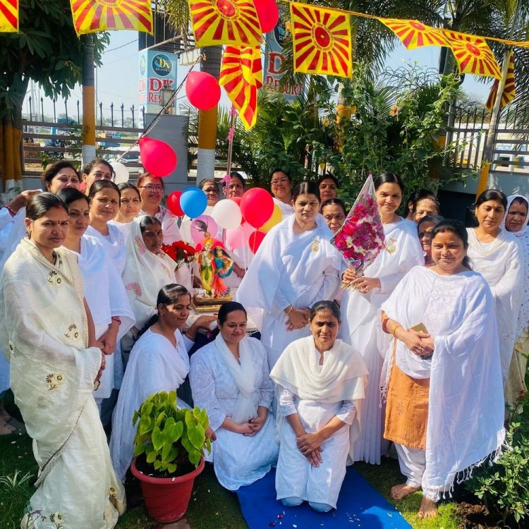 भोपाल के 3 ब्रह्माकुमारी केंद्रों में फहराया शिव ध्वज:जीवन में सुख-शांति और शक्ति की प्राप्ति के लिए परमात्मा से जुड़ना आवश्यक-शिक्षिका